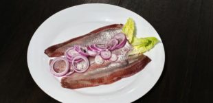 Jak zrobić marynowane śledzie z winem i jabłkami